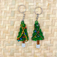 Bild in Galerie-Betrachter laden, Weihnachtliche Glasperlen-Schlüsselanhänger (Llavero) aus Guatemala – Handgewebter Baumschmuck