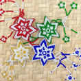 Bild in Galerie-Betrachter laden, Weihnachtliche Glasperlen-Schlüsselanhänger (Llavero) aus Guatemala – Handgewebter Baumschmuck