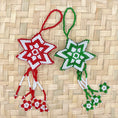 Bild in Galerie-Betrachter laden, Weihnachtliche Glasperlen-Schlüsselanhänger (Llavero) aus Guatemala – Handgewebter Baumschmuck