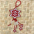 Bild in Galerie-Betrachter laden, Weihnachtliche Glasperlen-Schlüsselanhänger (Llavero) aus Guatemala – Handgewebter Baumschmuck