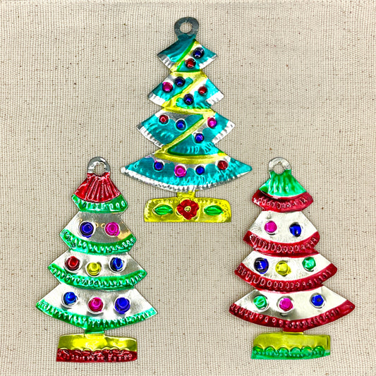 Handgepunzte Weihnachtsmotive aus Blech - traditionelle Dekoration aus Mexiko