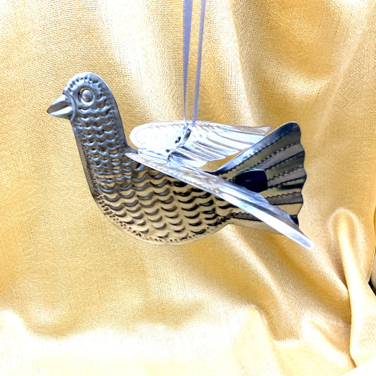 Weissblech Vogel aus Oaxaca – handgeschnitten und gepunzt, klappbare Flügel, mexikanisches Kunsthandwerk, 9,5 × 7,5 × 7,5 cm