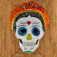 Bild in Galerie-Betrachter laden, Mexikanischer Hojolata Calavera Kopf - handgefertigte Día de los Muertos Wanddekoration aus Mexiko