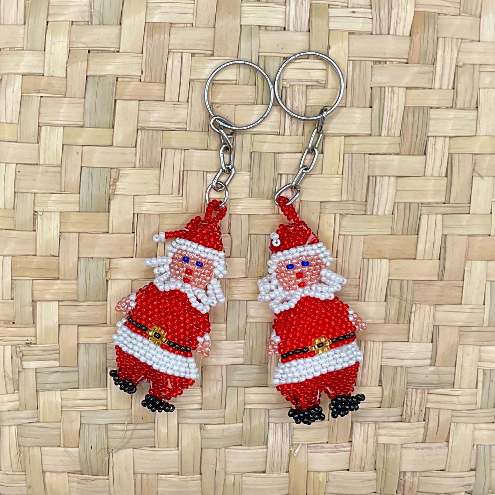 Weihnachtliche Glasperlen-Schlüsselanhänger (Llavero) aus Guatemala – Handgewebter Baumschmuck