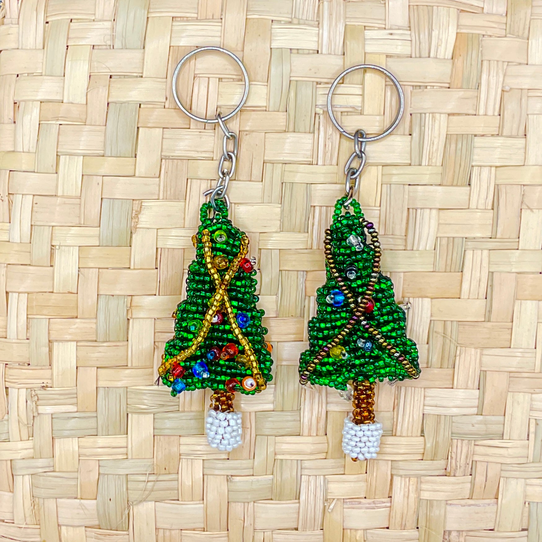 Weihnachtliche Glasperlen-Schlüsselanhänger (Llavero) aus Guatemala – Handgewebter Baumschmuck