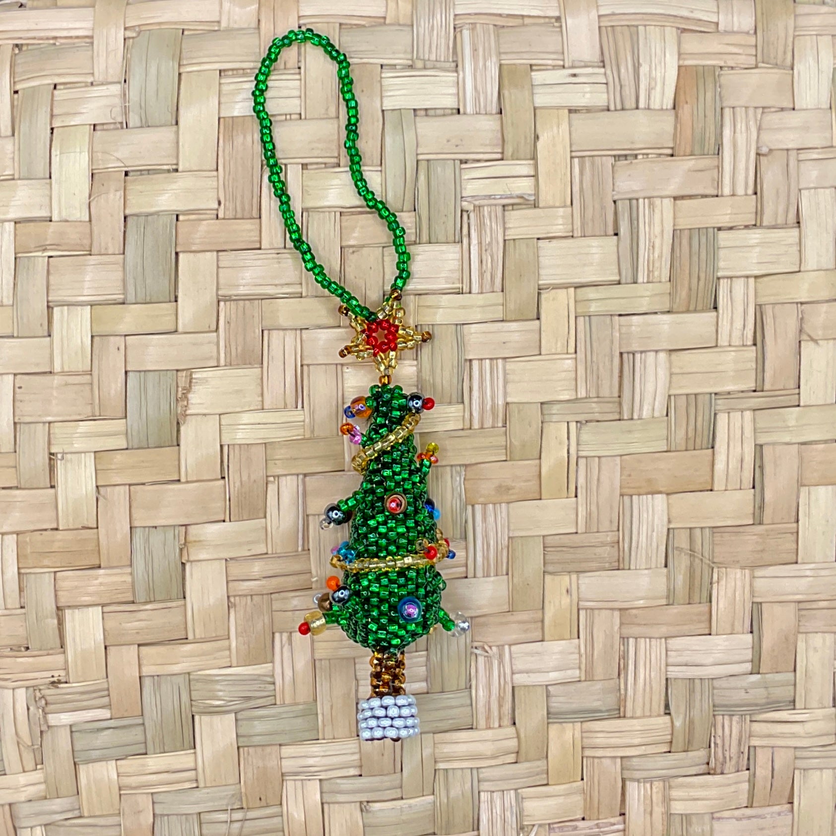 Weihnachtliche Glasperlen-Schlüsselanhänger (Llavero) aus Guatemala – Handgewebter Baumschmuck