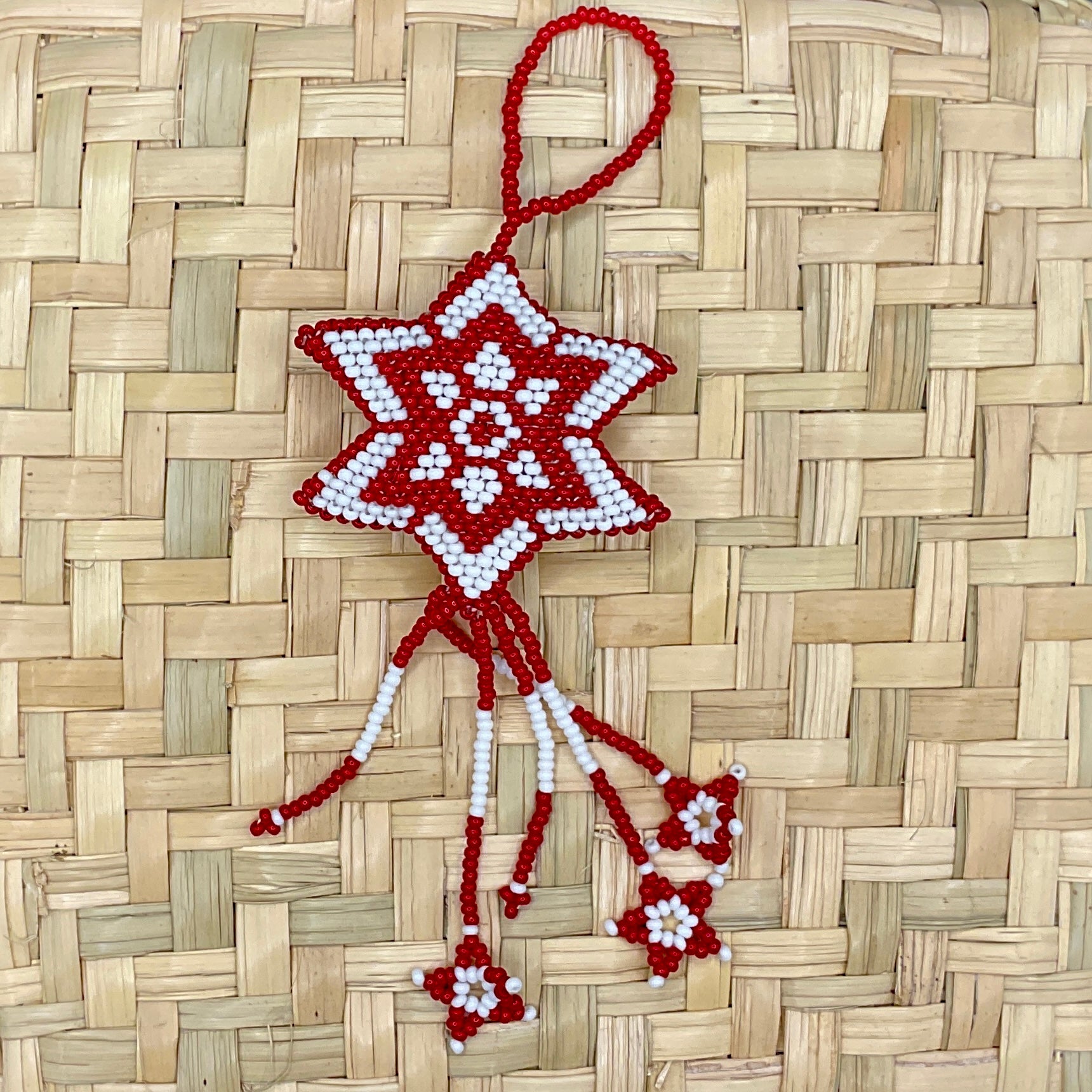 Weihnachtliche Glasperlen-Schlüsselanhänger (Llavero) aus Guatemala – Handgewebter Baumschmuck