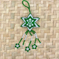 Bild in Galerie-Betrachter laden, Weihnachtliche Glasperlen-Schlüsselanhänger (Llavero) aus Guatemala – Handgewebter Baumschmuck

