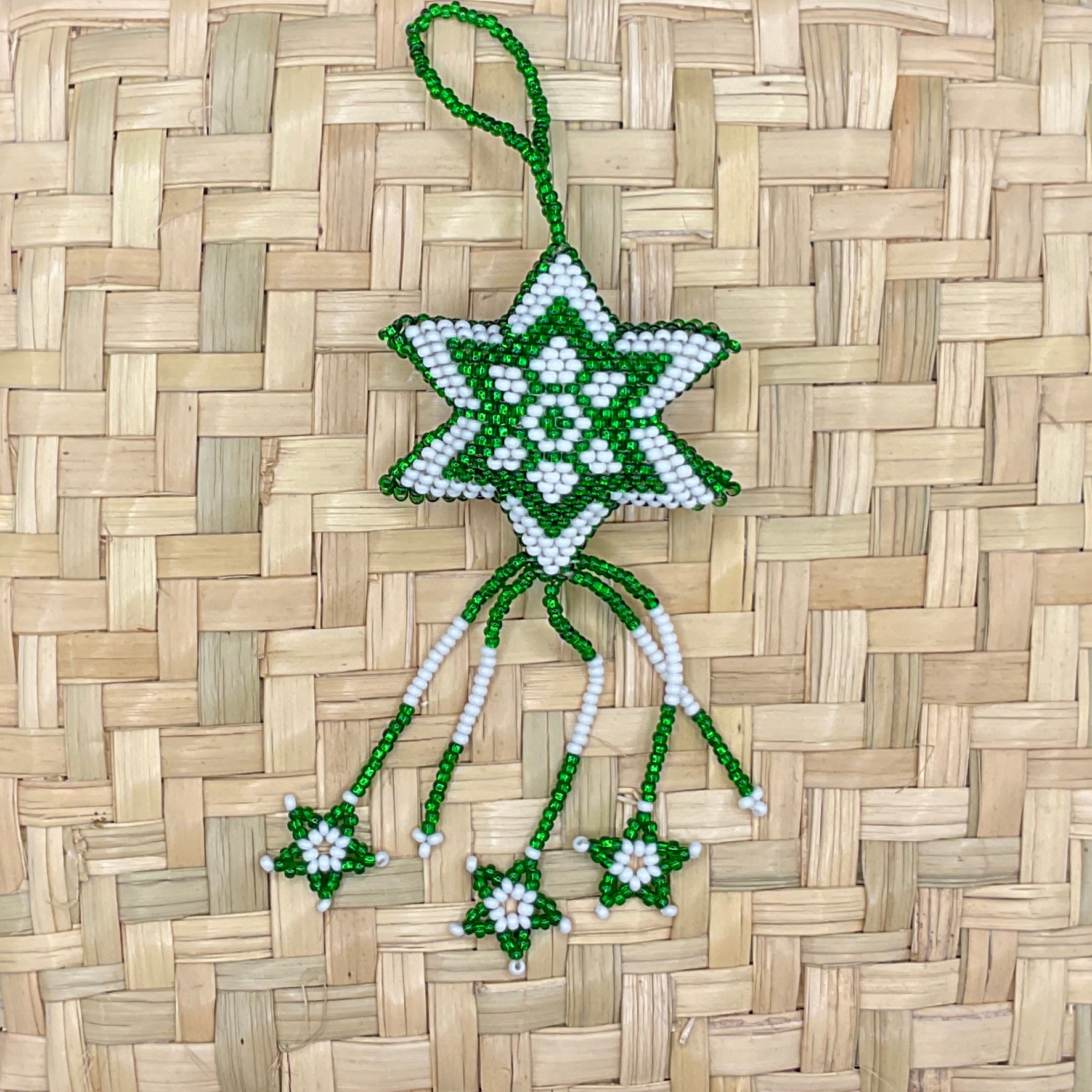 Weihnachtliche Glasperlen-Schlüsselanhänger (Llavero) aus Guatemala – Handgewebter Baumschmuck