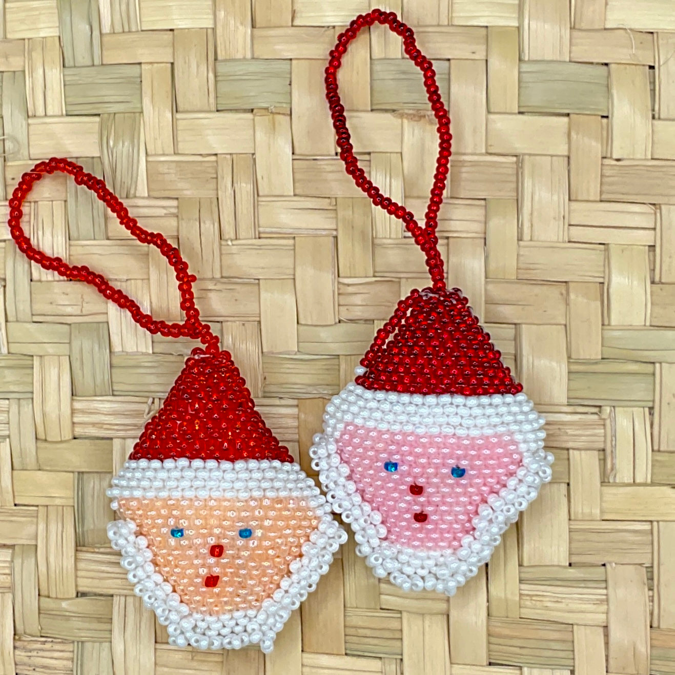 Weihnachtliche Glasperlen-Schlüsselanhänger (Llavero) aus Guatemala – Handgewebter Baumschmuck