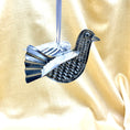 Bild in Galerie-Betrachter laden, Weissblech Vogel aus Oaxaca – handgeschnitten und gepunzt, klappbare Flügel, mexikanisches Kunsthandwerk, 9,5 × 7,5 × 7,5 cm
