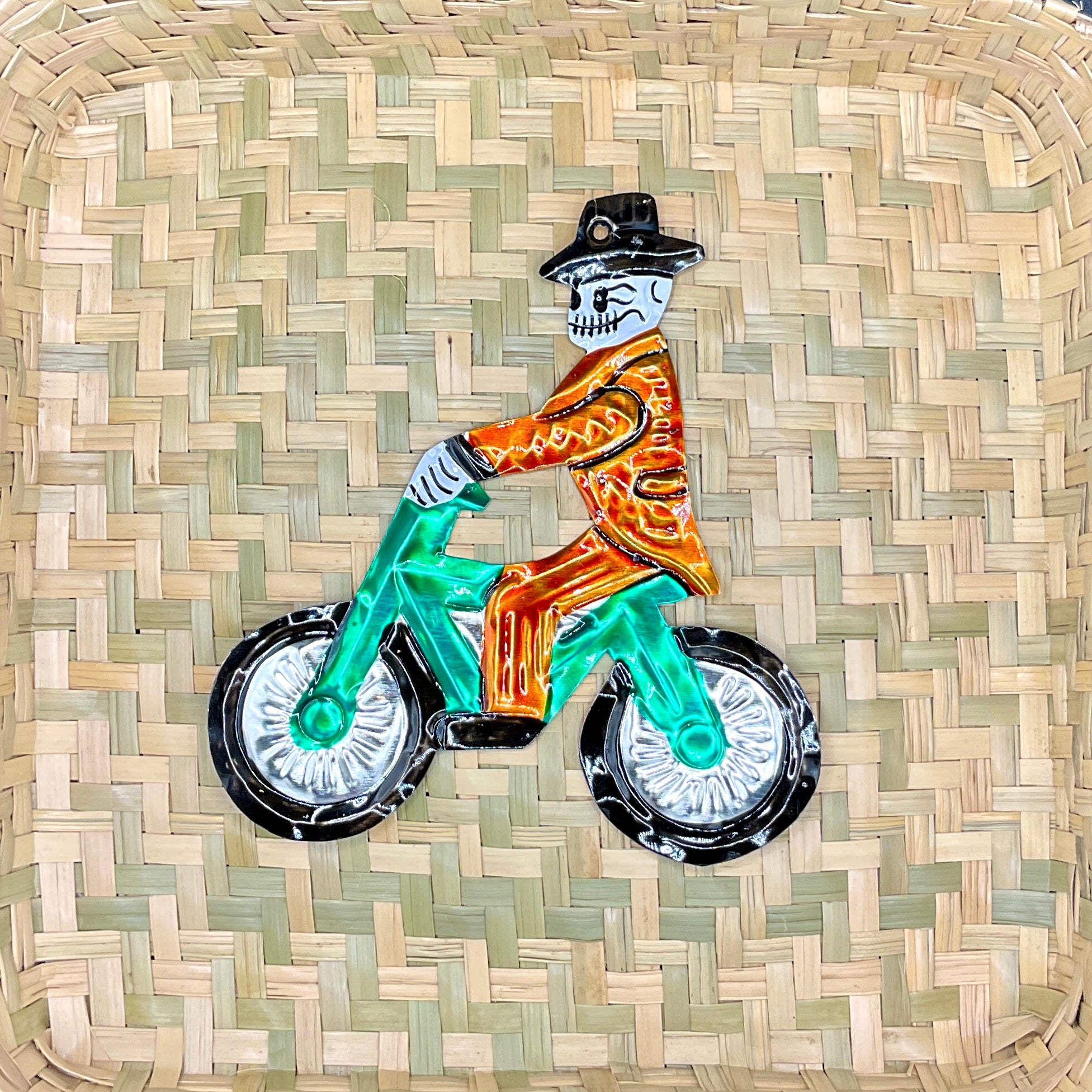 Mexikanische Hojolata Calavera Fahrradfahrer - handgefertigte Día de los Muertos Wanddekoration aus Mexiko