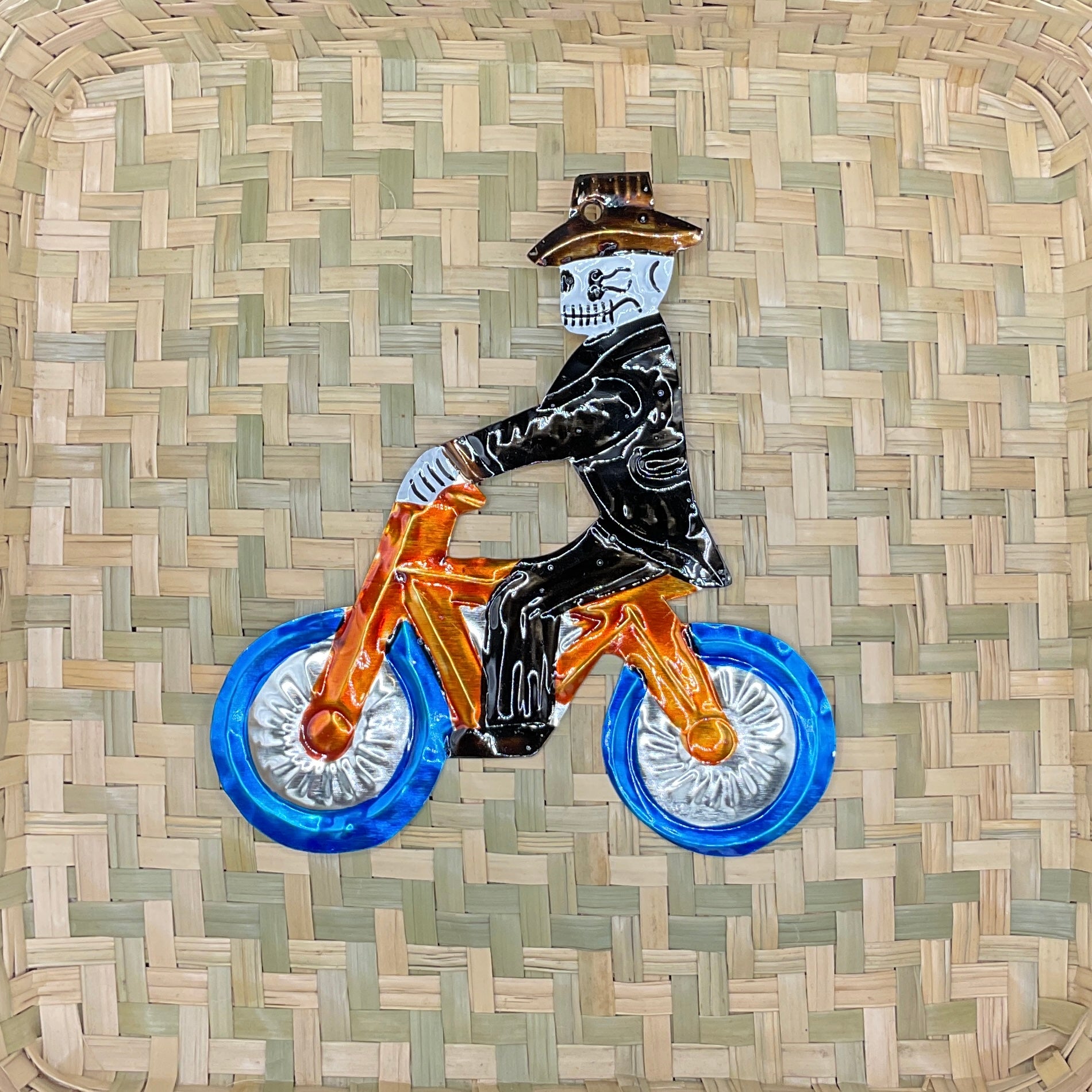Mexikanische Hojolata Calavera Fahrradfahrer - handgefertigte Día de los Muertos Wanddekoration aus Mexiko