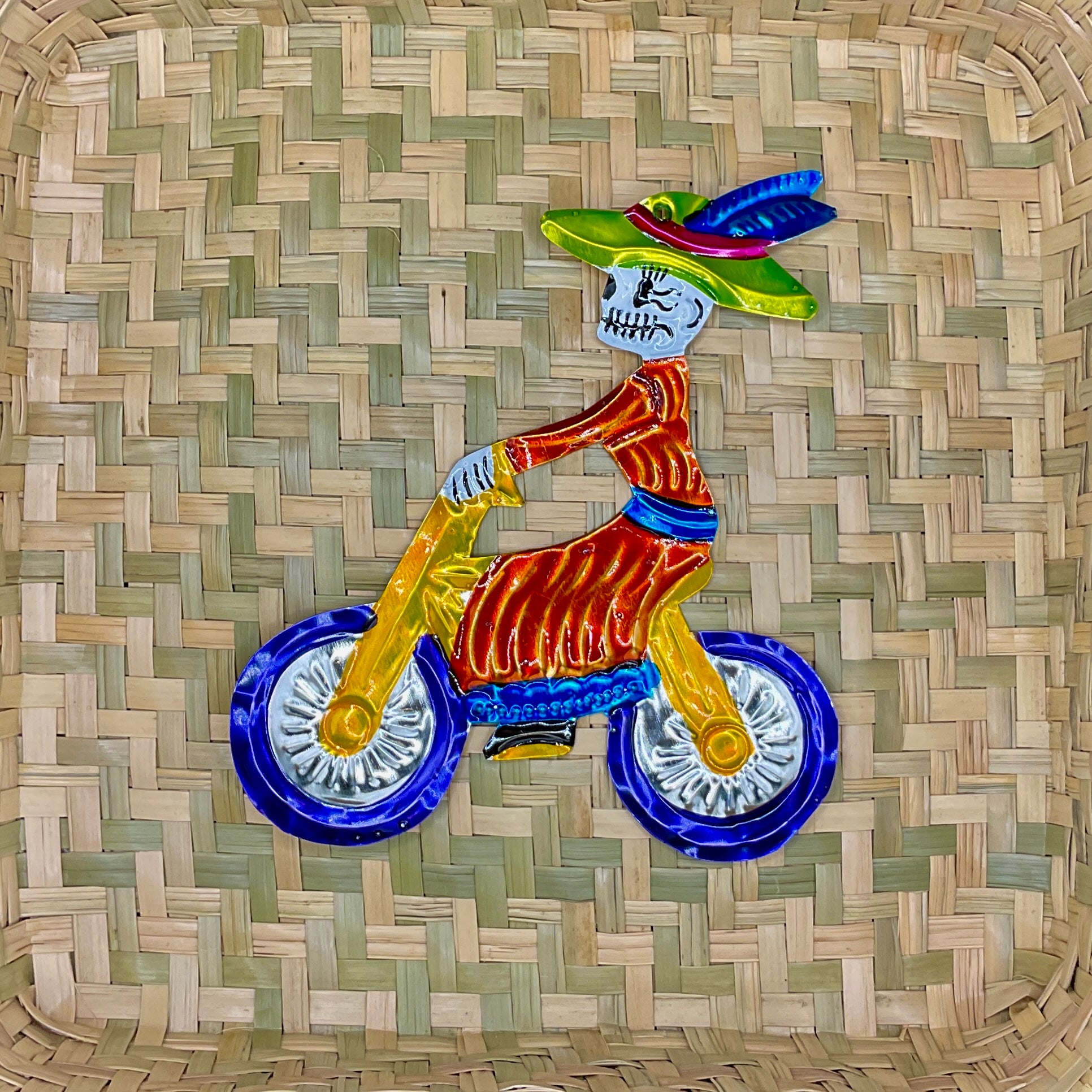 Mexikanische Hojolata Calavera Fahrradfahrer - handgefertigte Día de los Muertos Wanddekoration aus Mexiko
