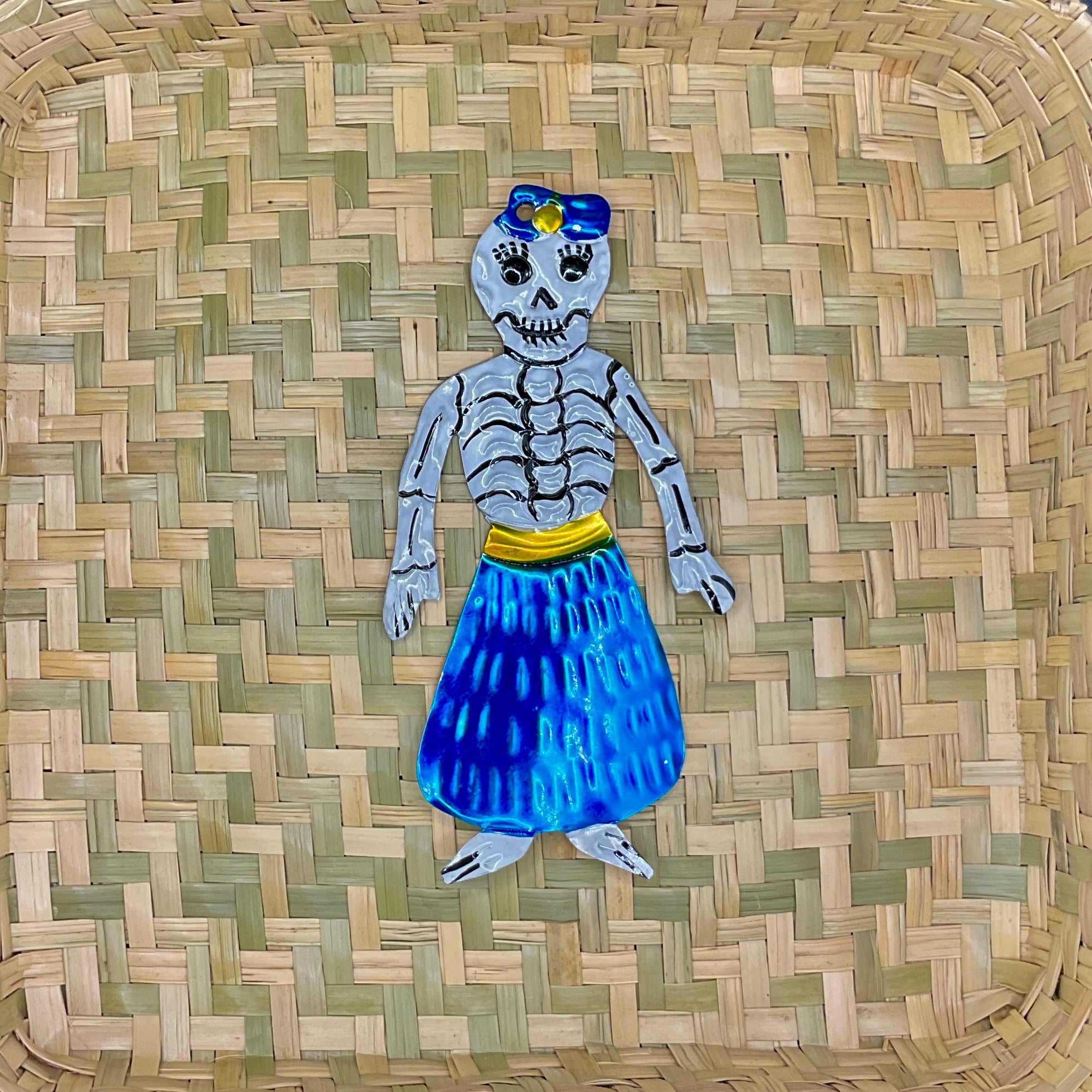 Mexikanische Hojolata Calavera Mädchen - handgefertigte Día de los Muertos Wanddekoration aus Mexiko