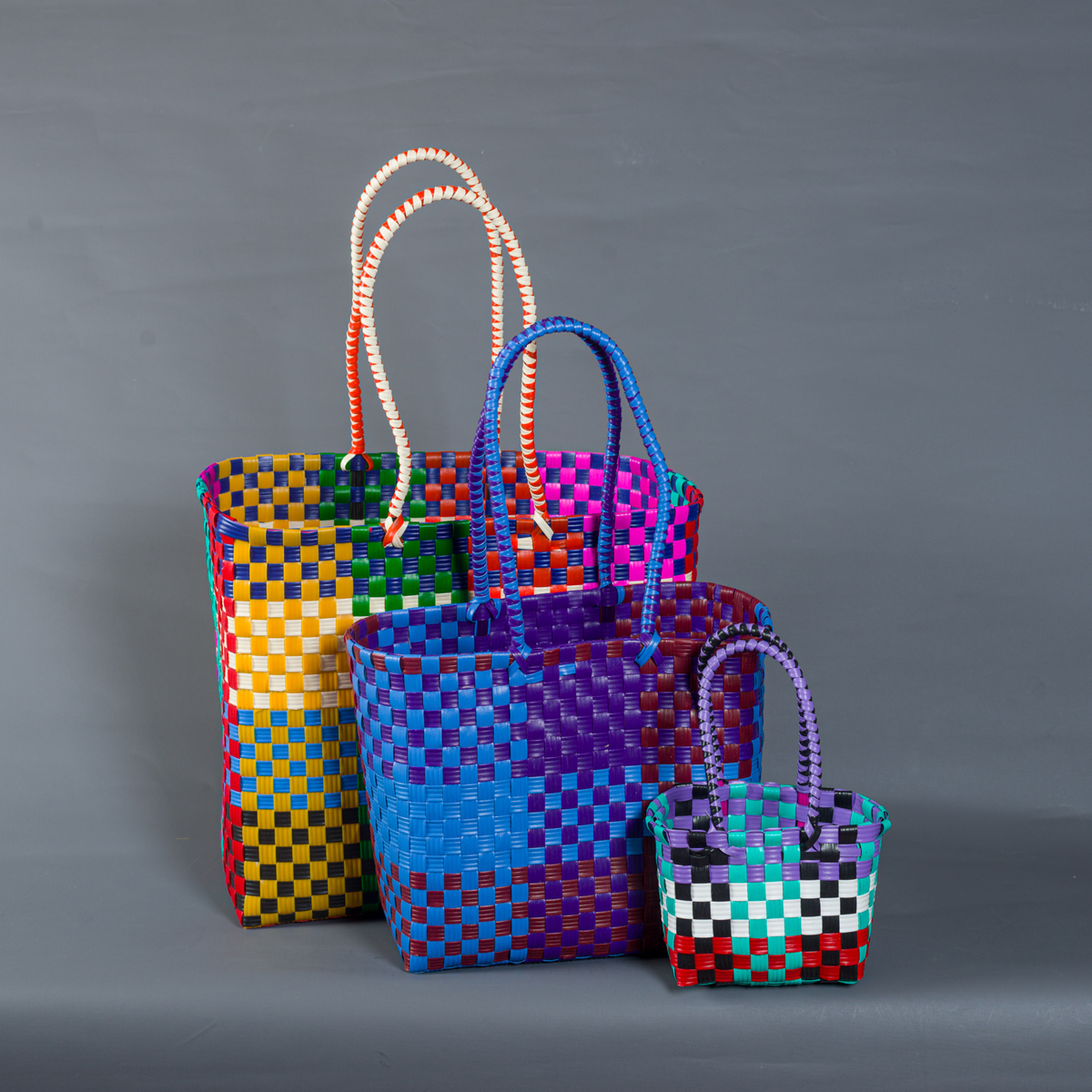 3 Größen geflochtene Kunststofftaschen stehen voreinander