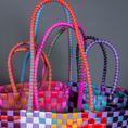 Bild in Galerie-Betrachter laden, Detail Henkel Kunsttofftaschen Guatemala bunt
