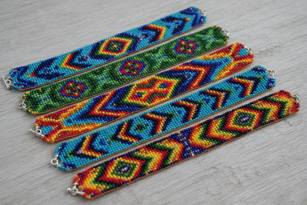 Nein, nicht rund. In der Regel sind die Armbänder gewebt wie mini Teppiche und haben dann an jeder Seite einen Verschluss